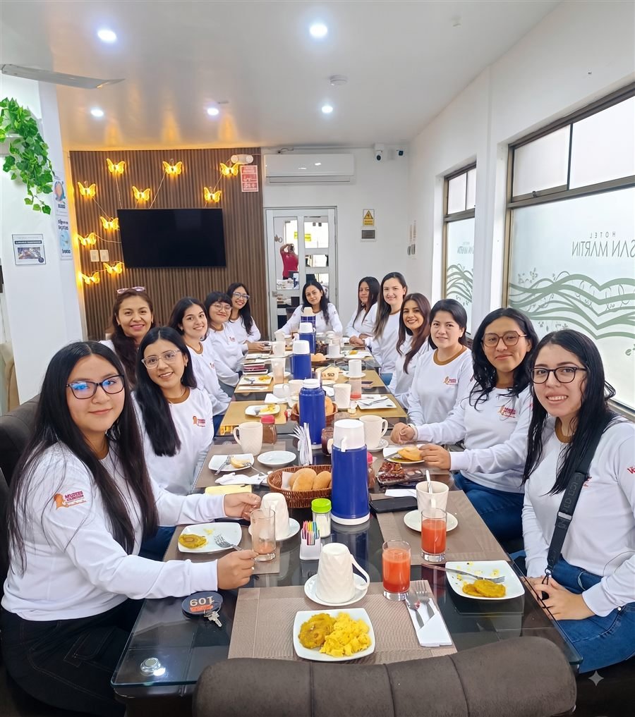 Grupo de trabajo desayunando en el comedor del hotel
